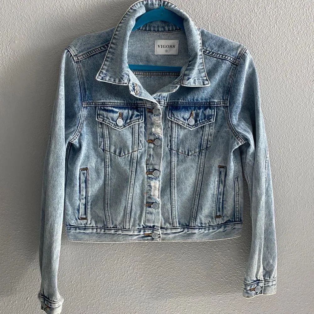 VIGOSS- Women’s light wash denim distress jacket- Size Small